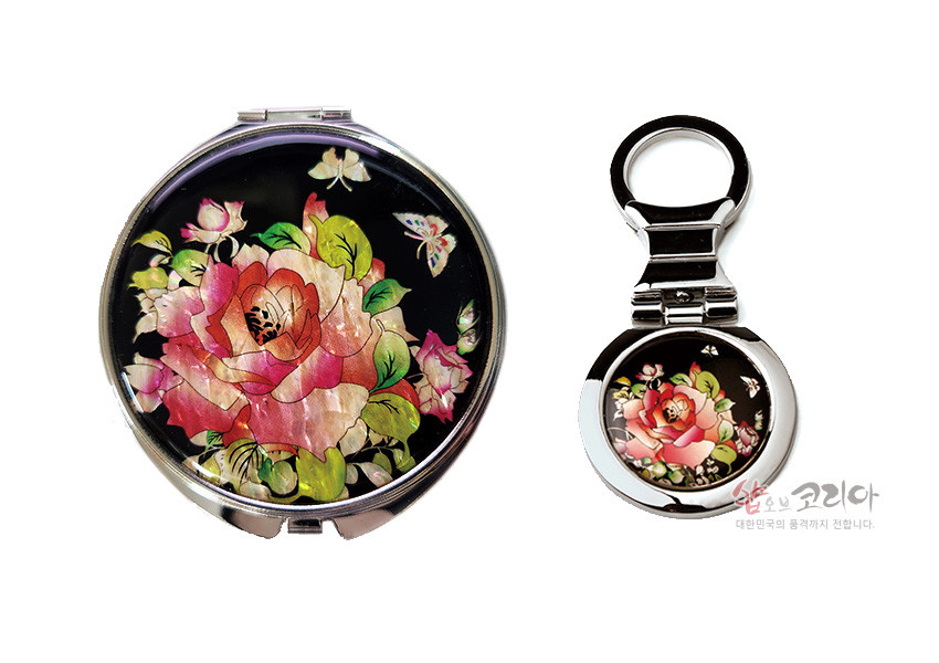 [텍스트: 샵오브코리아 대한민국의 문화를 전합니다.] 흑색 바탕 위 자개 상감으로 장미와 나비 문양을 표현한 금속 원형 손거울과 키링형 거울 2종 세트 이미지 설명