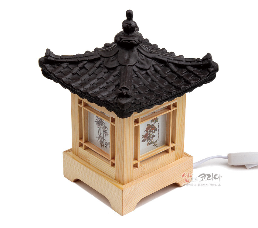 [텍스트: 샵오브코리아 대한민국의 품격까지 전합니다.] 검은 기와 지붕과 나무 창살 구조, 반투명 한지면에 사군자 수묵채색 문양이 들어간 전통 사각 좌등 모습