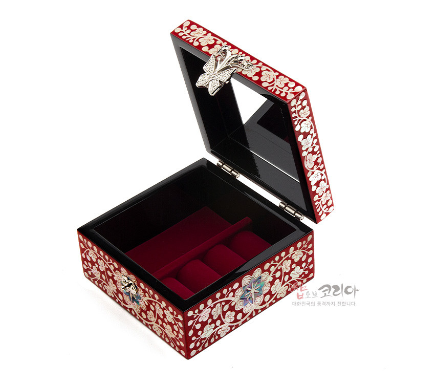 [텍스트: 샾오브코리아 대한민국의 품격까지 전합니다.] 붉은 옻칠 바탕에 자개 상감 당초무늬와 꽃문양 장식, 내부 벨벳 소재 칸막이와 금속 잠금장식이 어우러진 사각 정보석함 이미지 설명