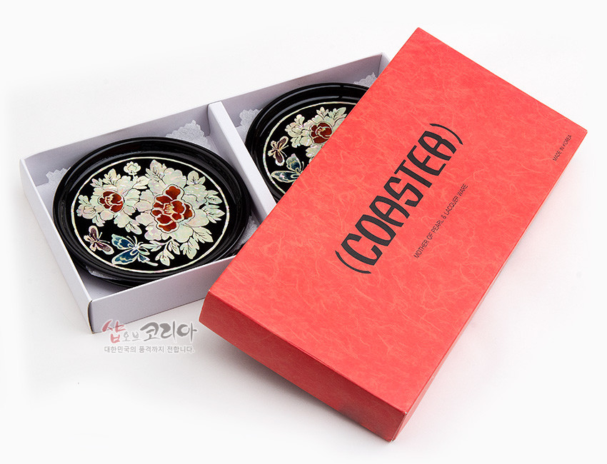 [텍스트: COASTER, MADE IN KOREA, 샵오브코리아 대한민국의 품격까지 전달합니다.] 흑색 옻칠 바탕 위 자개 상감으로 목단꽃과 나비 문양을 섬세하게 표현한 원형 나전칠기 컵받침 4종 세트 이미지 설명
