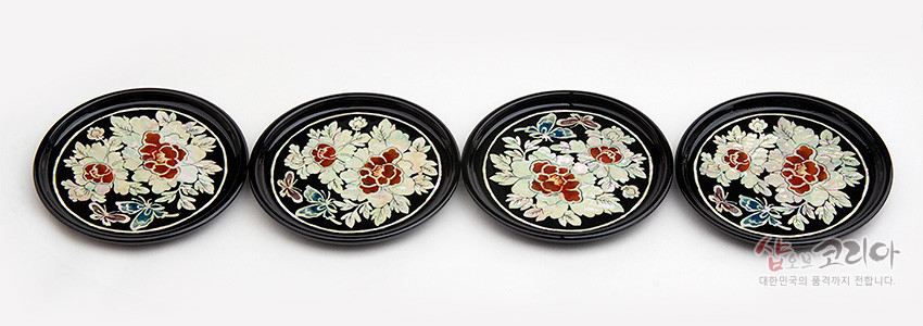 [텍스트: 샵오브코리아 대한민국의 품격까지 전합니다.] 흑색 옻칠 바탕에 자개 상감 기법으로 붉은 목단꽃과 나비, 잎사귀 문양을 정교하게 넣은 원형 나전칠기 컵받침 4종 세트 이미지 설명