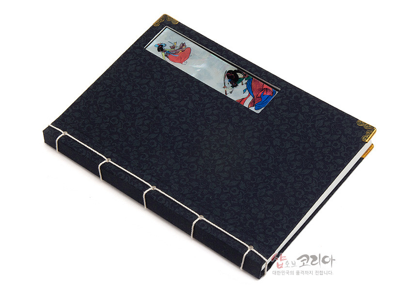 [텍스트: 샵코리아 대한민국의 품격까지 전합니다.] 짙은 남색 전통 문양 비단 표지에 자개 상감 기법의 신윤복 칼춤 삽화 장식, 황동색 금속 모서리와 흰 실 오침 제본이 조화를 이루는 전통 노트