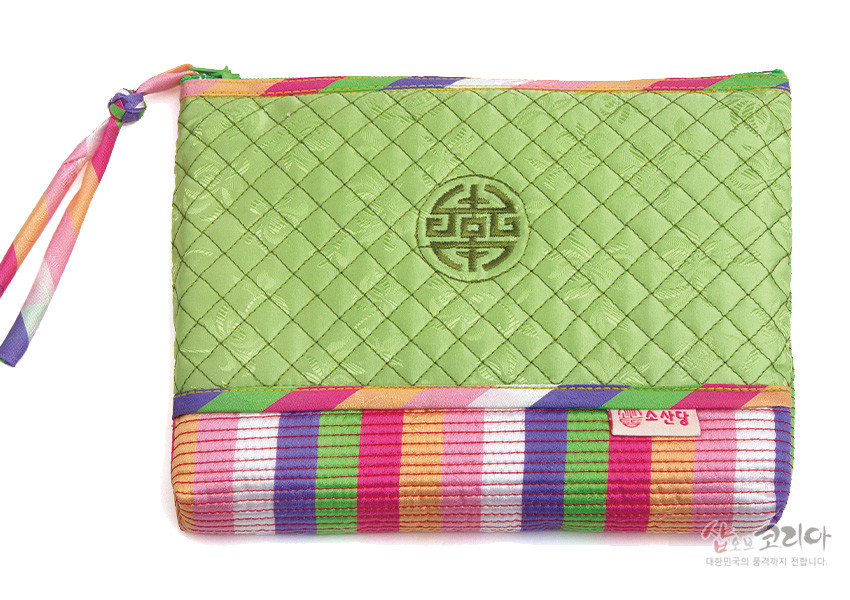 [텍스트: 소산당] 연두색 누비 비단에 격자 누빔과 원형 수복문 자수, 하단 다채로운 색동 스트라이프와 색동 끈 장식의 파우치형 디자인