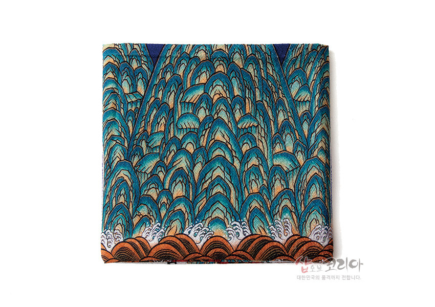 [텍스트: 샵오브코리아 대한민국의 품격까지 전합니다.] 청록색과 황토색 위주의 일월오봉도 산수 문양이 인쇄된 패브릭, 겹겹이 솟은 산봉우리와 흰 포말의 파도 표현 직물 포스터