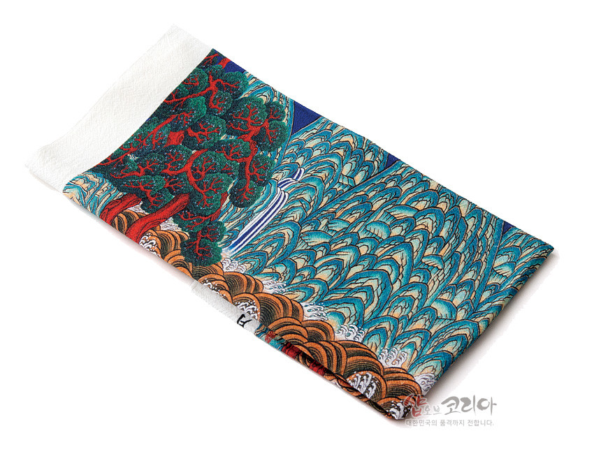 [텍스트: 샵오브코리아 대한민국의 품격까지 전합니다] 짙은 청록과 갈색 중심의 파도와 산 능선, 붉은 소나무가 인쇄된 일월오봉도 민화 패턴 패브릭 포스터 직물 장식