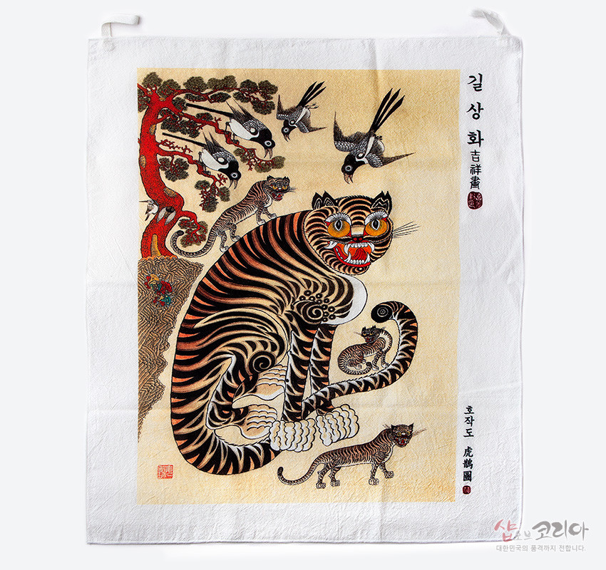 [텍스트: 길상화 吉祥畵 호작도 虎鵲圖 샵오브코리아 대한민국의 품격까지 전합니다.] 면 패브릭 위 민화 호작도 인쇄, 호랑이와 까치, 소나무와 구름 문양, 적갈·흑·황색 대비색 채색의 전통 회화풍 디자인