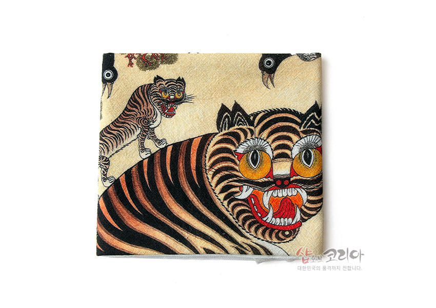 [텍스트: 샵오브코리아 대한민국의 품격까지 전합니다.] 베이지 패브릭 위에 호랑이와 까치를 민화풍으로 표현한 호작도 문양, 검정·갈색 줄무늬와 붉은색 포인트가 조화를 이루는 패브릭 포스터 상세 이미지