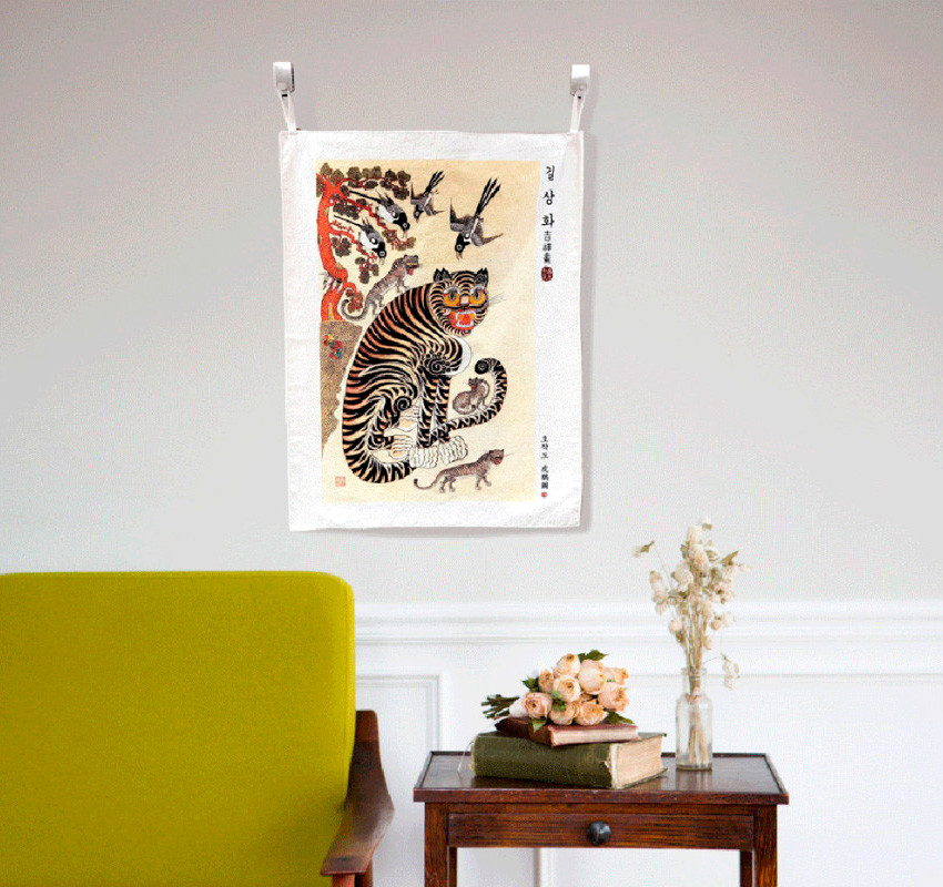 [텍스트: 길상화 호작도] 패브릭에 인쇄된 민화풍 호랑이와 까치, 소나무 문양, 적·황·흑의 대비색과 유려한 붓터치가 어우러진 벽장식 이미지