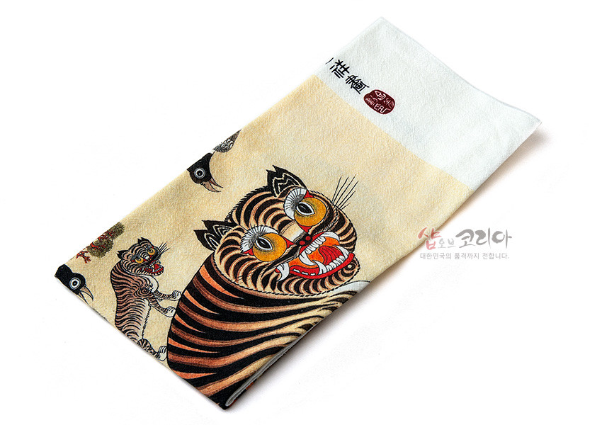 [텍스트: 샵오브코리아 대한민국의 품격까지 전합니다.] 호랑이와 까치를 민화풍으로 표현한 패브릭 포스터, 황색 바탕에 굵은 호랑이 줄무늬와 대비되는 적·흑색 포인트의 전통 문양 디자인