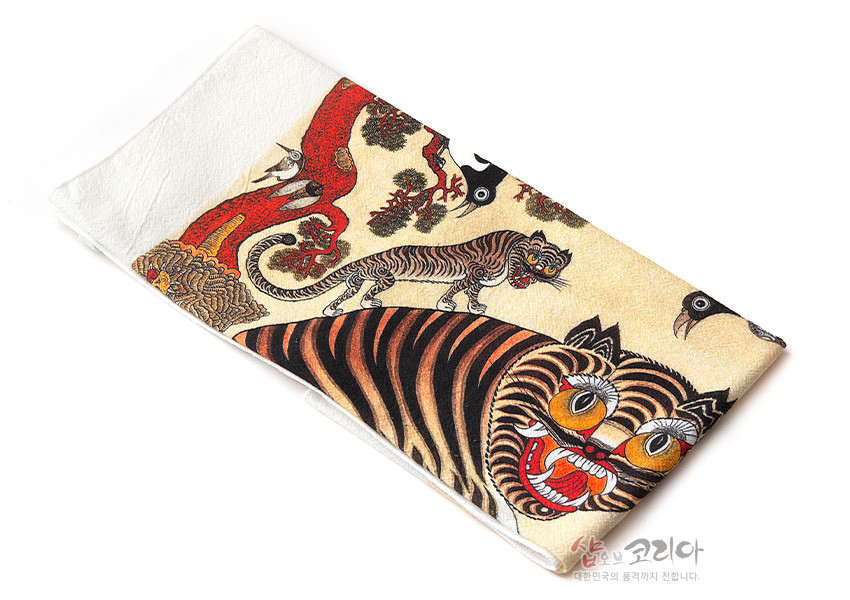 [텍스트: 샵오브코리아 대한민국의 품격까지 전합니다.] 호랑이와 까치를 그린 호작도 민화 문양의 패브릭 포스터, 붉은 소나무와 호피 무늬 호랑이의 강렬한 색채 대비가 돋보이는 면 소재 직물 디자인