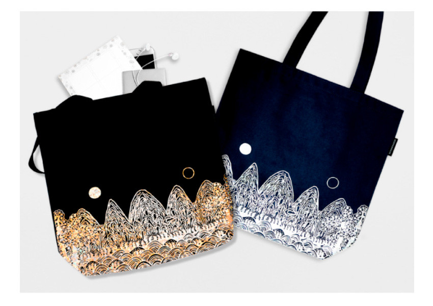 검정·남색 패브릭 소재 위에 금색·백색 실크스크린 기법으로 표현한 일월오봉도 산과 파도 문양, 해와 달 원형 포인트가 돋보이는 에코백 디자인