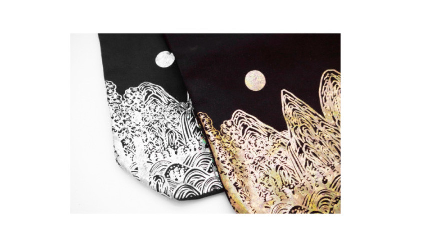 검은 천 소재 위에 일월오봉도 산수와 파도 문양을 흰색·금색 실크스크린으로 표현한 대비감 있는 디자인 이미지