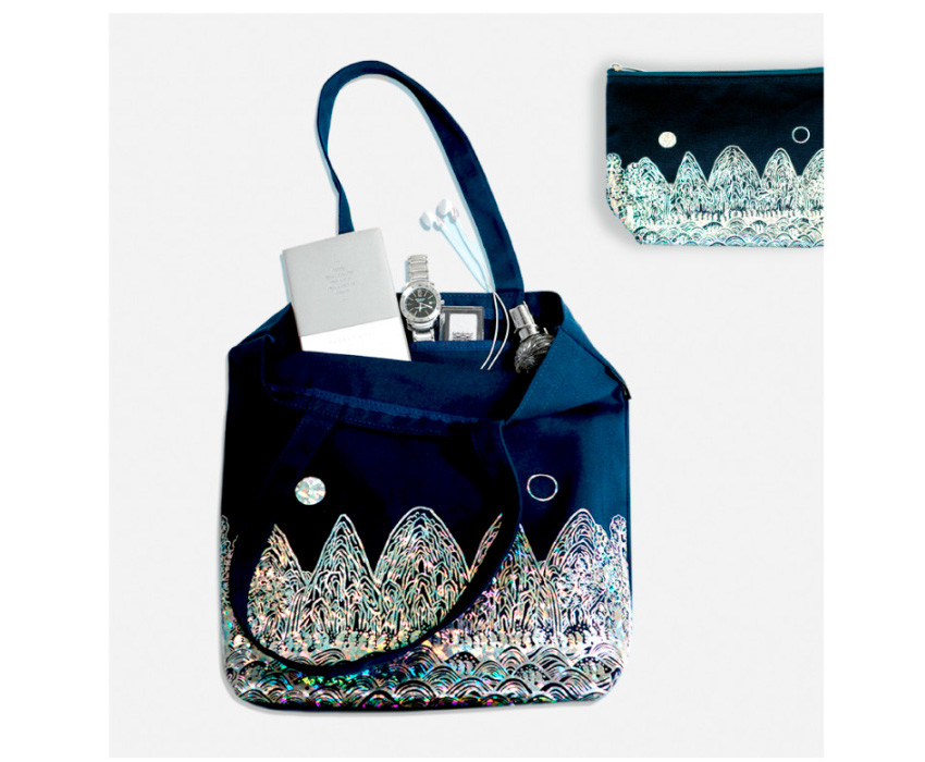 남색 천 소재 위에 일월오봉도 산과 파도 문양을 오로라빛 메탈릭 잉크로 인쇄한 에코백과 파우치 구성, 현대적 감각의 전통 산수 표현