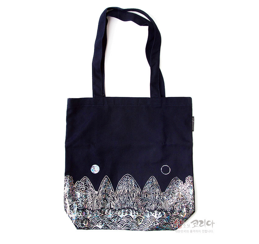[텍스트: 샵오브코리아] 남색 캔버스 천에 일월오봉도 산과 파도 문양을 흰색과 은빛 포인트로 인쇄한 에코백 디자인