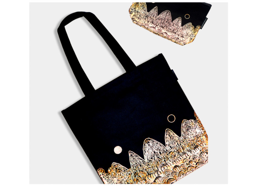 검은색 천 소재 에코백과 파우치에 금색·흰색 실크스크린 기법으로 표현한 일월오봉도 산과 파도, 해와 달 문양 디자인