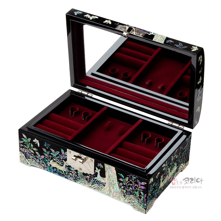 [텍스트: 샵오브코리아 대한민국의 문화를 널리 전파합니다.] 자개 상감 기법과 옻칠로 표현된 송학과 풀꽃 문양, 검정 바탕과 붉은 벨벳 내부가 대비된 전통 보석함 형식