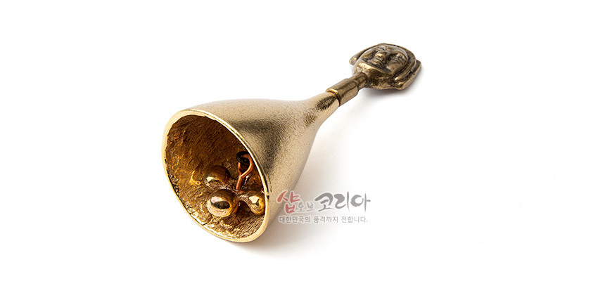 [텍스트: 샵오브코리아 대한민국의 품격까지 전합니다.] 황동빛 금속 재질의 미니 종, 내부 타구와 고리를 섬세하게 표현하고 손잡이에 입체 부네탈 문양을 더한 전통 공예품 이미지