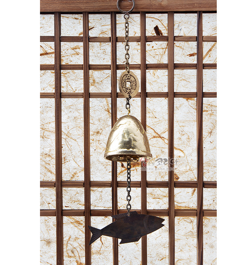 [텍스트: 福] 황동 재질 종과 동전 장식, 물고기 모양 금속 추를 체인으로 이은 전통 풍경종, 한지와 나무 살문의 자연스러운 배경 구성