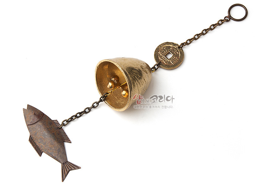 [텍스트: 샵오브코리아 대한민국의 품격까지 전합니다.] 황동 재질의 종과 동전 문양 장식, 어자 문양의 금속 물고기 추, 앤틱 골드 톤 체인 장식 풍경종 이미지 설명