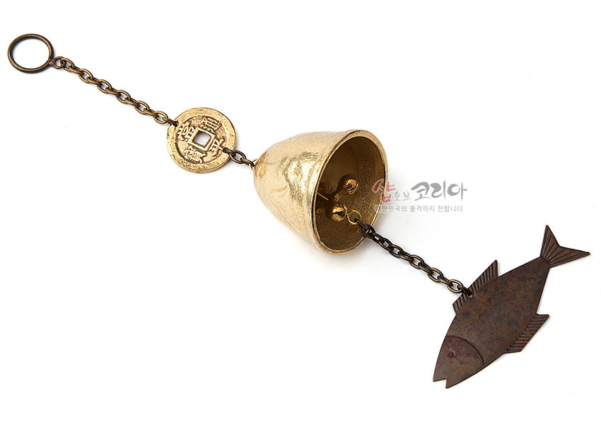 [텍스트: 샵오브코리아 대한민국의 품격까지 전합니다.] 황동 재질 종과 전통 동전 문양 장식, 금속 체인과 물고기 모양 추로 구성된 한국 전통 풍경종 이미지 설명