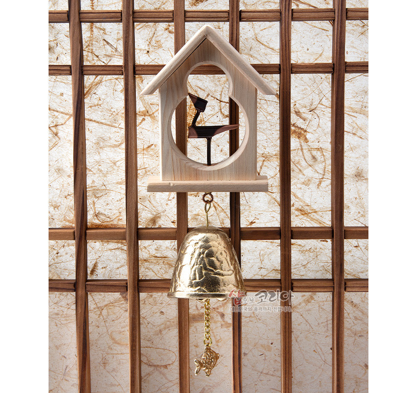 [텍스트: 샵오브코리아 대한민국 전통문화상품] 원목 집형 틀과 검은 솟대 장식, 망치질 질감의 황동 종과 물고기 추 장식이 어우러진 전통 문종 이미지