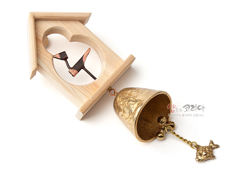 [텍스트: 샵오브코리아 대한민국의 품격까지 전합니다.] 원목 집 모양 틀과 검은 솟대 장식, 질감 있는 황동 방울과 물고기 장식 추로 구성된 전통 문종 인테리어 소품
