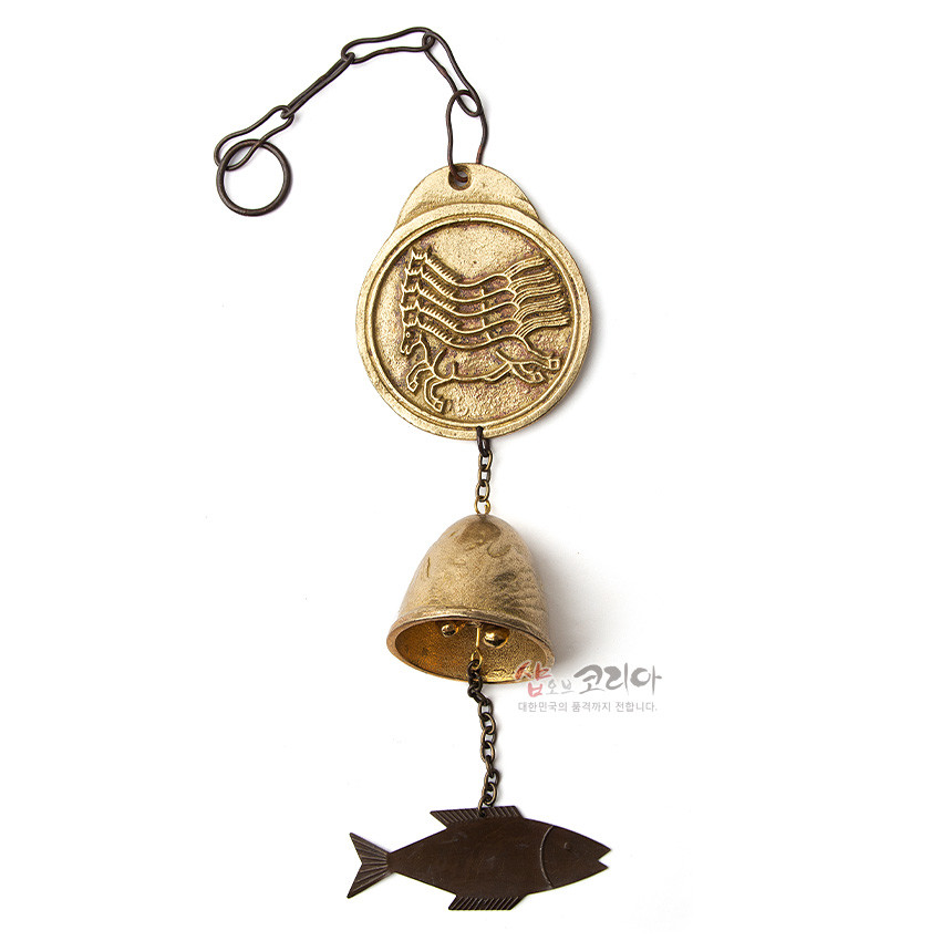 [텍스트: 샵오브코리아 대한민국의 품격까지 전합니다.] 황동 마패 문양 원판과 반구형 금속 종, 아래에 어자 모양 금속 추 장식이 체인으로 연결된 전통 풍경종 이미지