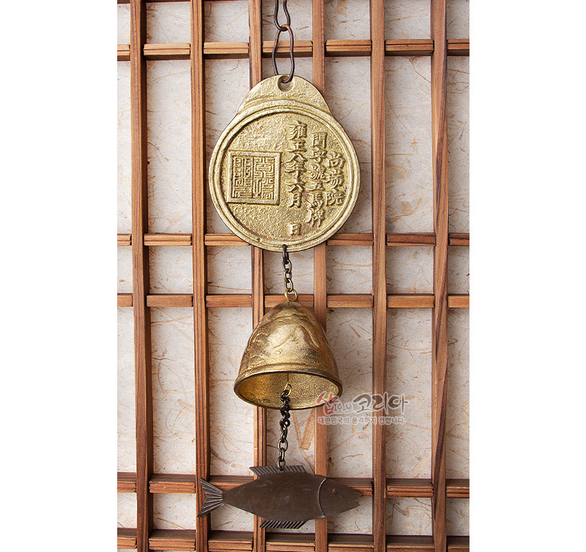 [텍스트: 龍東道監營 出入馬牌] 황동 재질 원형 마패 판과 입체 말 문양의 금속 종, 아래에 물고기 장식 추가 연결된 한국 전통 풍경종 장식
