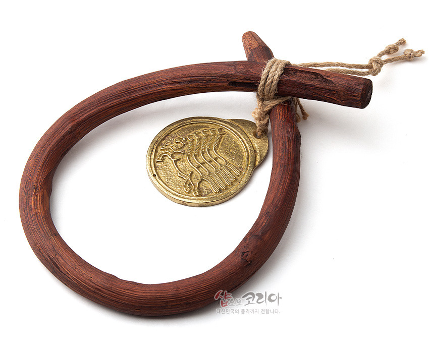 [텍스트: 샵오브코리아 대한민국의 품격까지 전합니다.] 붉은 갈색 원목 고리와 가지형 손잡이, 삼끈 매듭 장식, 말 문양 황동 마패가 어우러진 전통풍 경첩형 도어 장식품