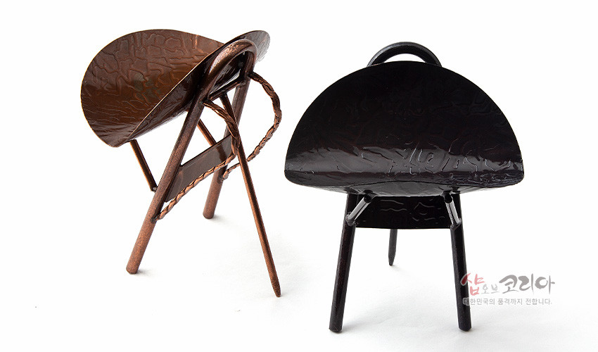 [텍스트: 샵오브코리아 대한민국의 품격까지 전합니다.] 황동 재질의 미니 지게 소품, 갈색·검정 색상 유광 마감과 요철 질감 표면, 섬세한 지게틀과 짚끈 표현의 전통 인테리어 장식