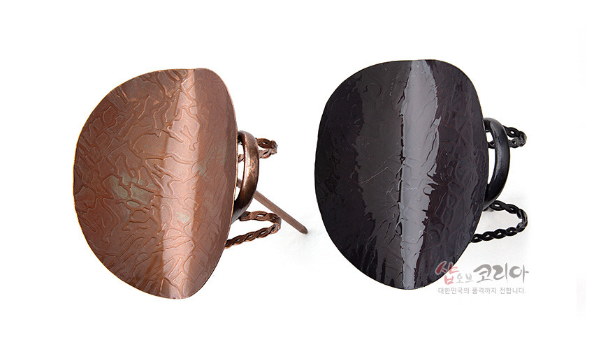 [텍스트: 샵오브코리아 대한민국의 품격까지 전합니다.] 황동 소재 미니 지게 등판 부분 확대 이미지, 유광 마감과 비정형 요철 문양 표현, 갈색·검정 투톤 색상의 대비가 돋보이는 전통 소품 장식