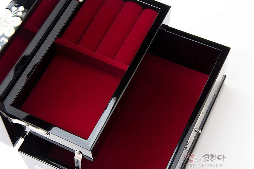 [텍스트: 샵오브코리아 대한민국의 품격까지 전합니다.] 흑색 옻칠 외관과 붉은 벨벳 내부, 칸막이와 반지 수납부가 구성된 나전보석함 내부 구조 표현