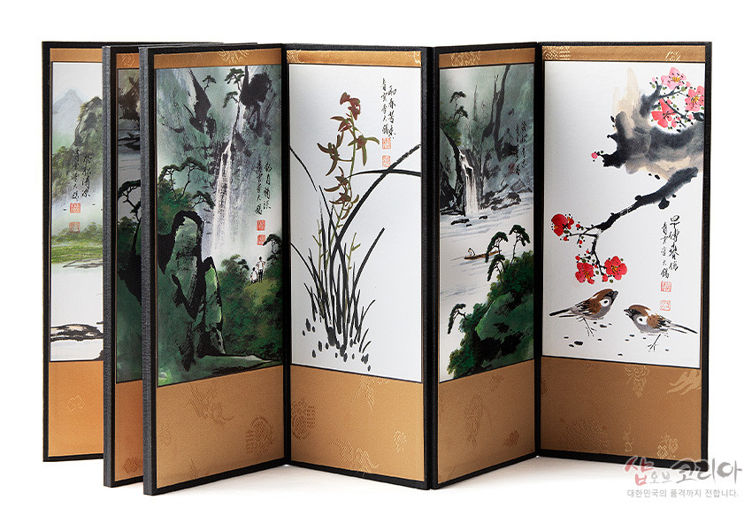 [텍스트: (한자 서예 낙관 다수)] 비단 재질 8폭 병풍에 수묵담채 기법으로 산수와 사군자, 새와 꽃을 섬세하게 묘사하고 하단 금색 단청 문양으로 마감한 전통 실크 병풍 구성