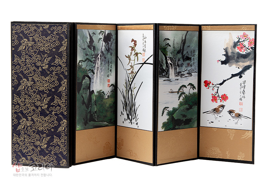 [텍스트: 대한민국의 품격까지 전합니다] 비단 재질 8폭 미니 병풍, 수묵담채 기법 산수와 사군자·화조도, 금색 단청 무늬와 전통 문양 장식 조화 이미지