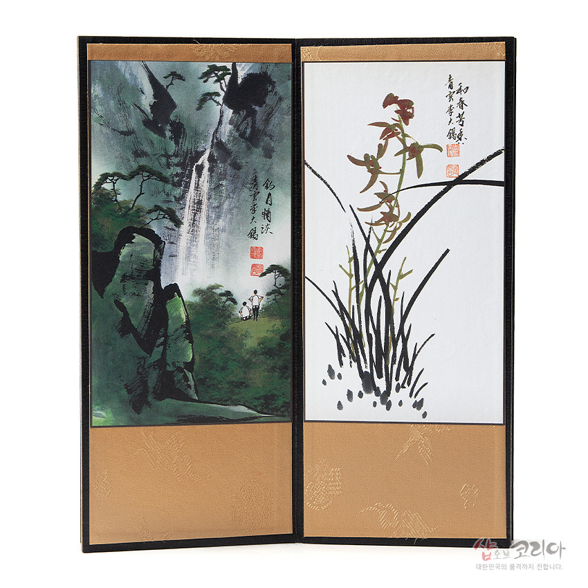 [텍스트: 錦月靑松, 靑香紫韻] 비단 재질 2폭 병풍에 수묵담채 기법으로 표현한 폭포 산수와 난초 사군자, 하단 금색 단청 문양 장식 이미지