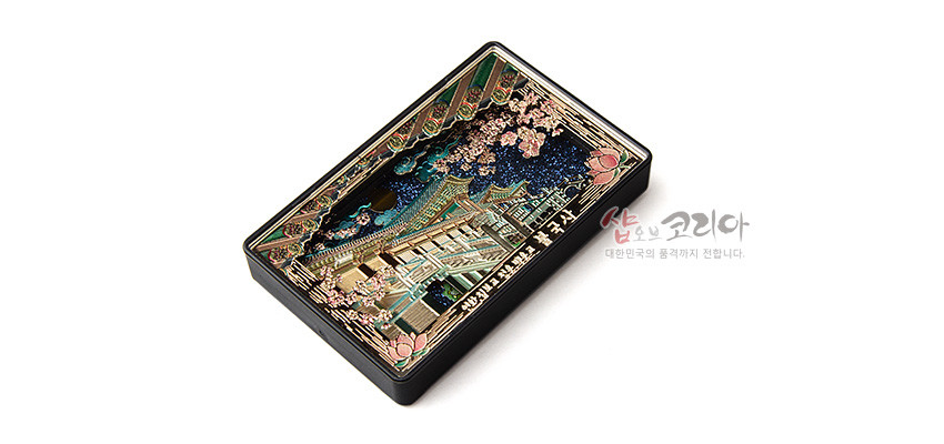 [텍스트: 불국사] 금속 재질 직사각형 마그넷, 입체 양각 기법으로 표현된 불국사 전경과 벚꽃·연꽃 문양, 청록·금색 대비와 밤하늘 색감이 돋보이는 디자인