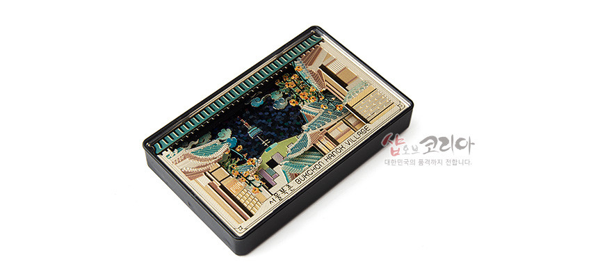 [텍스트: SEOUL BUKCHON HANOK VILLAGE] 자개 느낌 광택 배경 위 한옥 지붕, 꽃넝쿨과 구름 문양, 녹청·금빛 대비가 돋보이는 직사각형 입체 마그넷 디자인