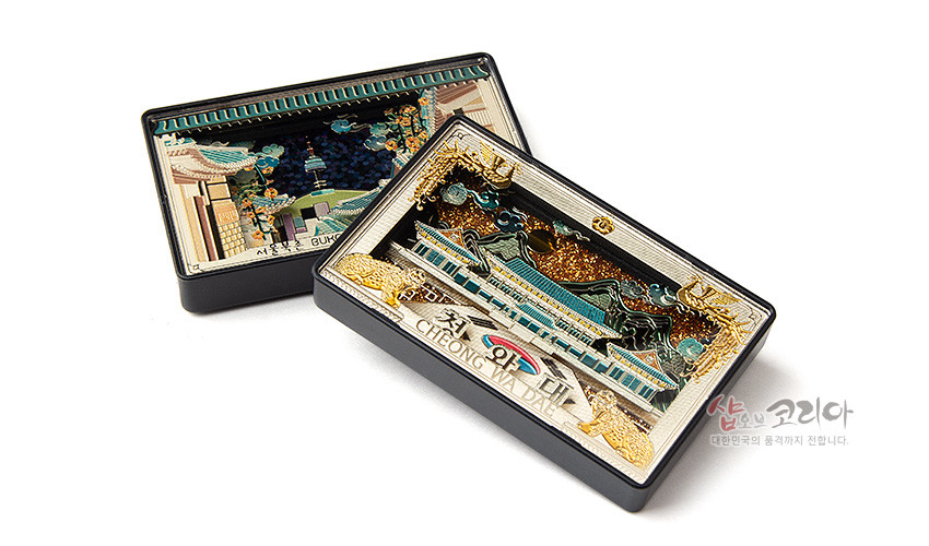 [텍스트: 서울 북촌, CHEONGWADAE 청와대] 자개 느낌의 반짝이는 배경 위에 입체 상감 기법으로 청와대와 한옥, 구름과 꽃넝쿨 문양을 표현한 직사각형 마그넷 구성