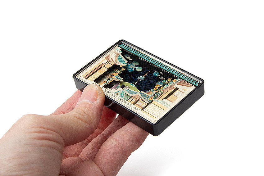 [텍스트: BUKCHON HANOK VILLAGE] 자개 느낌의 광택 배경 위에 북촌 한옥 지붕, N서울타워, 구름·꽃넝쿨 문양을 입체적으로 배치한 직사각형 마그넷 디자인