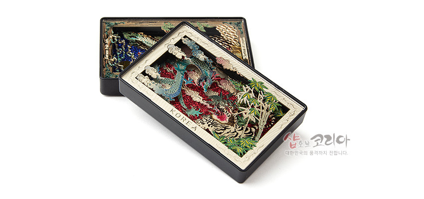 [텍스트: KOREA] 금속 재질 직사각형 마그넷 위에 용과 호랑이, 대나무와 구름 문양을 다채로운 색상과 입체 기법으로 표현한 전통 문양 장식