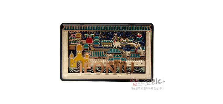 [텍스트: JEONJU] 금속 재질로 전주 한옥 지붕과 한식 상차림을 입체 부조로 표현하고, 청록·금색 대비와 세밀한 선문양으로 야경 분위기를 살린 직사각형 마그넷 디자인