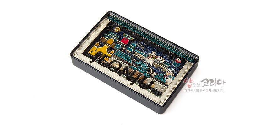 [텍스트: JEONJU] 금속 재질 직사각형 마그넷, 입체 부조 기법으로 전주 한옥과 야경 인물 장면 표현, 청록·남색·금색의 대비 색채 장식