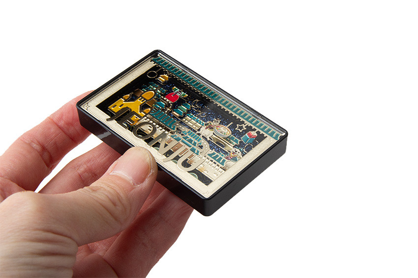 [텍스트: JEONJU] 금속 재질 직사각 마그넷에 입체 부조 기법으로 표현된 전주 야경, 다채로운 원색 포인트와 골드 레터링 장식의 디자인