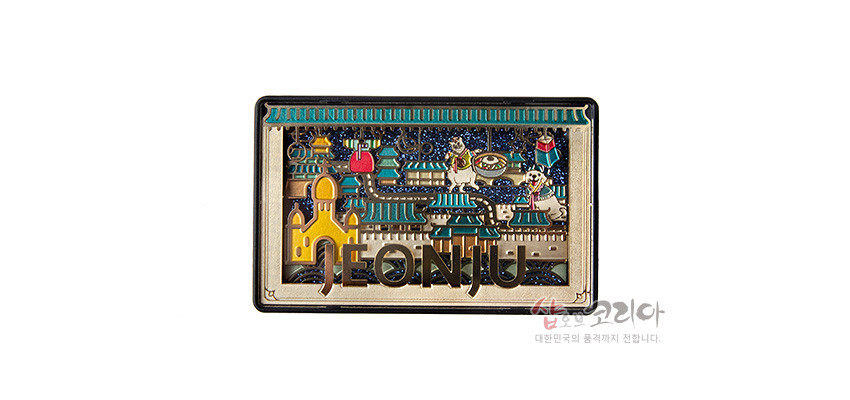 [텍스트: JEONJU] 금속 재질 사각 마그넷 위에 입체 부조 기법으로 표현된 전주 한옥 기와지붕과 인물, 야시장 풍경, 청록·노랑·빨강 대비 색감 장식 이미지