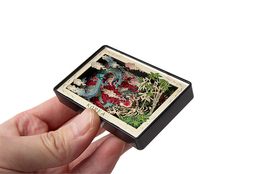 [텍스트: KOREA] 금속 재질 직사각 프레임 안에 입체 기법으로 표현된 용과 호랑이, 대나무와 구름 문양이 어우러진 다채로운 색상의 마그넷 디자인