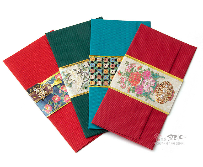 [텍스트: 샵오브코리아 대한민국의 품격까지 전달합니다.] 비단 느낌 천 재질 위에 모란·동백·봉황·매화 등 전통 문양 인쇄 띠와 금속 장식 포인트가 더해진 다채로운 색상의 수공예 축하 봉투 4종 구성