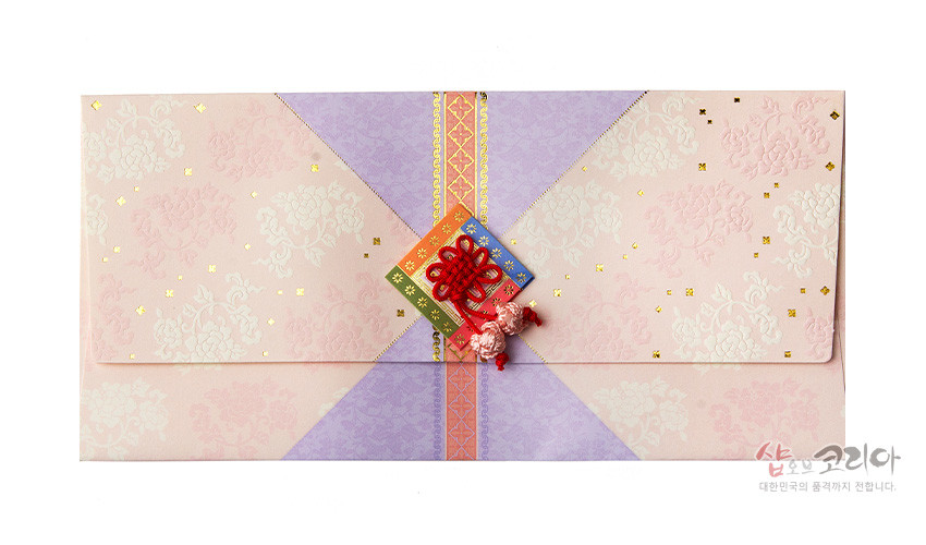 [텍스트: 샵오브코리아 대한민국의 품격까지 전합니다.] 연분홍·보라 한지 바탕에 모란 양각 문양과 금박 포인트, 오방색 조각보 장식과 전통 매듭·술 장식이 더해진 축하 봉투 디자인