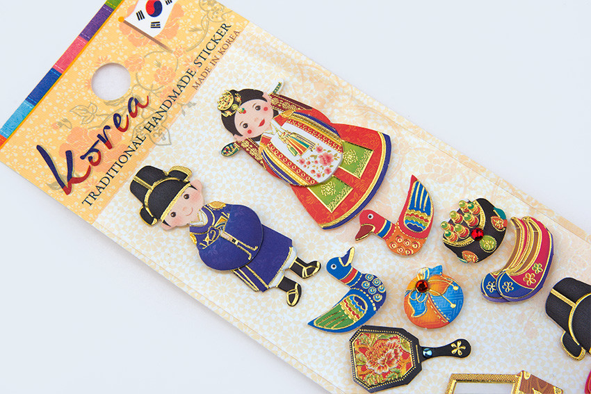 [텍스트: Korea TRADITIONAL HANDMADE STICKER MADE IN KOREA] 화려한 적·청·금색 한복 혼례복을 입은 인물과 원앙, 보자기, 갓, 화려한 꽃문양 부채 등 입체 전통 문양 스티커 구성