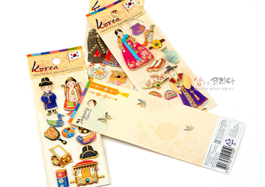 [텍스트: korea, TRADITIONAL HANDMADE STICKER, 샵오브코리아, 한국의 품격까지 전합니다] 한복 차림 인물과 가마, 기와집, 노리개, 연꽃·나비 문양을 금박 포인트와 선명한 원색으로 표현한 입체 전통 스티커 4종 구성