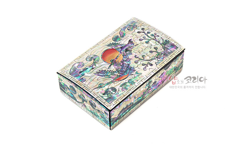 [텍스트: 샵오브코리아 대한민국의 품격까지 전합니다.] 자개 상감 기법의 옻칠 보석함, 오색 진주광택 자개에 봉황과 해, 구름·초화문을 섬세히 묘사한 직사각형 케이스 디자인